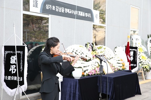 한예종 음악원 고 김남윤교수 추도식. 바이올리니스트 신지아 추모 연주. (사진=한국예술종합학교 제공) photo@newsis.com *재판매 및 DB 금지