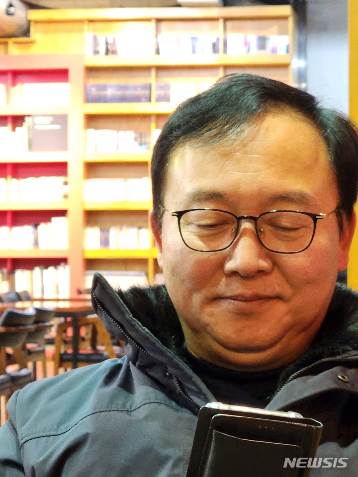 [서울=뉴시스] 고(故) 시인 겸 동화작가 김진완. (사진=김진완 작가 지인 제공) 2023.03.15. photo@newsis.com *재판매 및 DB 금지