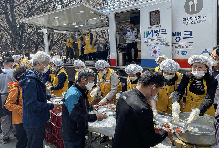 [대구=뉴시스] 정재익 기자 = 대한적십자사 대구지사 이동 무료 급식이 열린 15일 오전 대구 달서구 두류공원에서 노인들이 배식을 받고 있다. 2023.03.15. jjikk@newsis.com *재판매 및 DB 금지