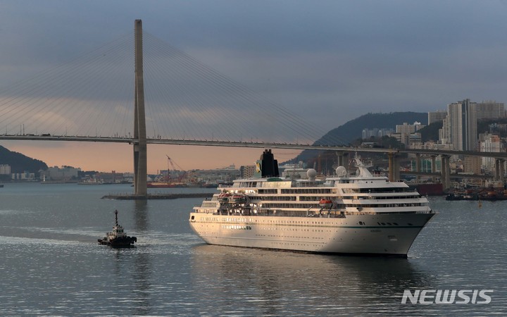 [부산=뉴시스] 하경민 기자 = 2만9000t급 크루즈선인 '아마데아호'(M/S Amadea)가 15일 오전 승객 470명과 승무원 300여 명을 태우고 부산 동구 부산항국제여객터미널로 입항하고 있다. 승객을 태운 크루즈선이 부산항에 입항한 것은 코로나19 사태 이후 3년 만에 처음이다. 2023.03.15. yulnetphoto@newsis.com