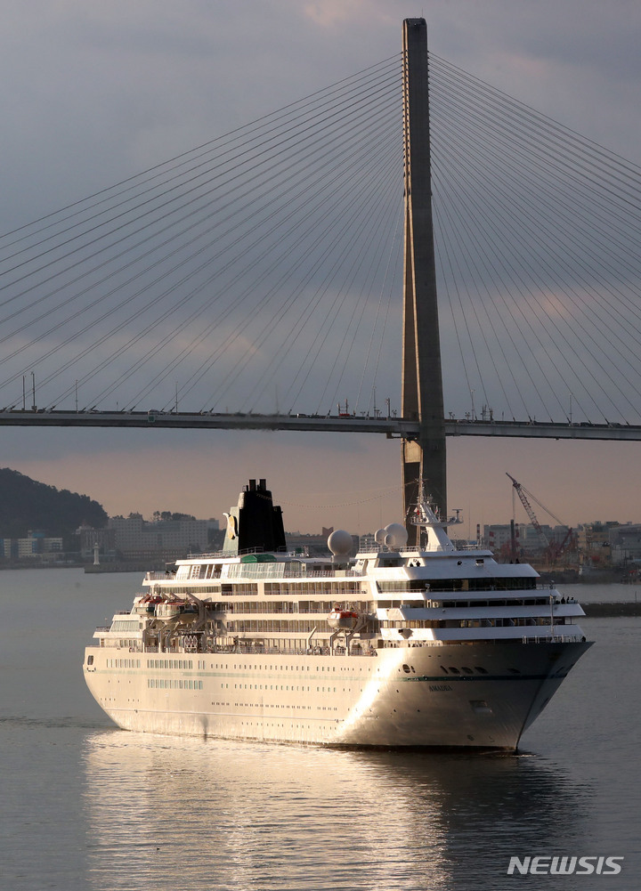 [부산=뉴시스] 하경민 기자 = 2만9000t급 크루즈선인 '아마데아호'(M/S Amadea)가 15일 오전 승객 470명과 승무원 300여 명을 태우고 부산 동구 부산항국제여객터미널로 입항하고 있다. 승객을 태운 크루즈선이 부산항에 입항한 것은 코로나19 사태 이후 3년 만에 처음이다. 2023.03.15. yulnetphoto@newsis.com