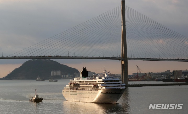 [부산=뉴시스] 하경민 기자 = 2만9000t급 크루즈선인 '아마데아호'(M/S Amadea)가 15일 오전 승객 470명과 승무원 300여 명을 태우고 부산 동구 부산항국제여객터미널로 입항하고 있다. 승객을 태운 크루즈선이 부산항에 입항한 것은 코로나19 사태 이후 3년 만에 처음이다. 2023.03.15. yulnetphoto@newsis.com