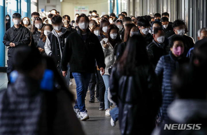 [서울=뉴시스] 정병혁 기자 = 15일 서울 영등포구 신도림역에서 마스크를 쓴 시민들이 전철에서 내리고 있다. 정부는 이날 중앙재난안전대책본부(중대본) 회의에서 대중교통 내 실내마스크 착용의무 해제 여부와 시기를 결정한다. 2023.03.15. jhope@newsis.com