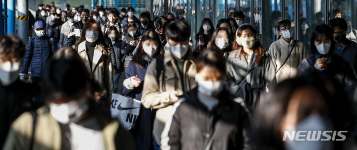 [서울=뉴시스] 정병혁 기자 = 15일 서울 영등포구 신도림역에서 마스크를 쓴 시민들이 전철에서 내리고 있다. 정부는 이날 중앙재난안전대책본부(중대본) 회의에서 대중교통 내 실내마스크 착용의무 해제 여부와 시기를 결정한다. 2023.03.15. jhope@newsis.com