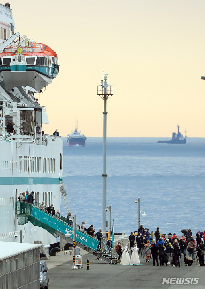 [부산=뉴시스] 하경민 기자 = 2만9000t급 크루즈선인 '아마데아호'(M/S Amadea)가 15일 오전 승객 470명과 승무원 300여 명을 태우고 부산 동구 부산항국제여객터미널에 입항한 뒤 부산 관광에 나서는 승객들이 하선하고 있다. 승객을 태운 크루즈선이 부산항에 입항한 것은 코로나19 사태 이후 3년 만에 처음이다. 2023.03.15. yulnetphoto@newsis.com