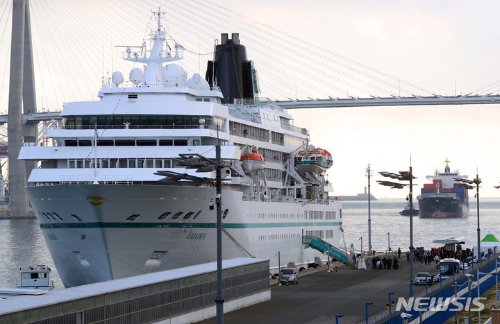 되[부산=뉴시스] 하경민 기자 = 2만9000t급 크루즈선인 '아마데아호'(M/S Amadea)가 15일 오전 승객 470명과 승무원 300여 명을 태우고 부산 동구 부산항국제여객터미널에 입항하자 환영행사가 진행고 있다. 승객을 태운 크루즈선이 부산항에 입항한 것은 코로나19 사태 이후 3년 만에 처음이다. 2023.03.15. yulnetphoto@newsis.com