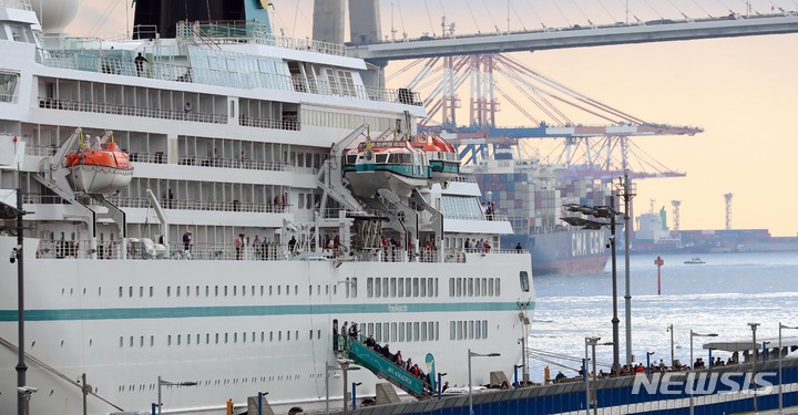 [부산=뉴시스] 하경민 기자 = 2만9000t급 크루즈선인 '아마데아호'(M/S Amadea)가 15일 오전 승객 470명과 승무원 300여 명을 태우고 부산 동구 부산항국제여객터미널에 입항한 뒤 부산 관광에 나서는 승객들이 하선하고 있다. 승객을 태운 크루즈선이 부산항에 입항한 것은 코로나19 사태 이후 3년 만에 처음이다. 2023.03.15. yulnetphoto@newsis.com