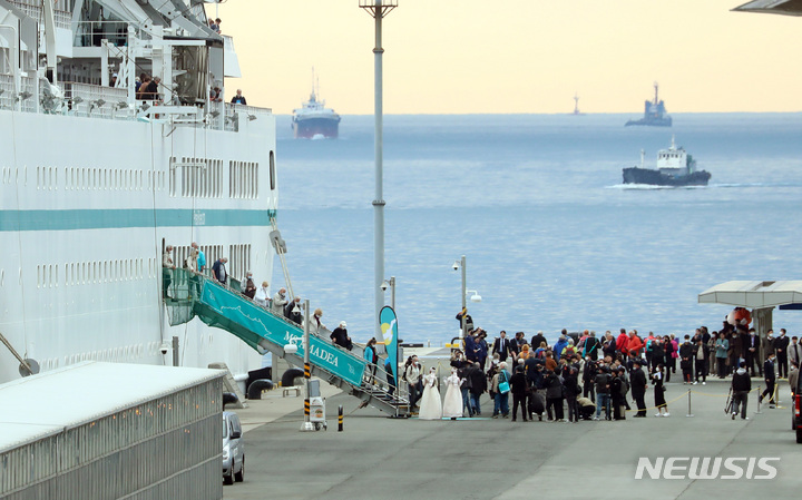 [부산=뉴시스] 하경민 기자 = 2만9000t급 크루즈선인 '아마데아호'(M/S Amadea)가 15일 오전 승객 470명과 승무원 300여 명을 태우고 부산 동구 부산항국제여객터미널에 입항한 뒤 부산 관광에 나서는 승객들이 하선하고 있다. 승객을 태운 크루즈선이 부산항에 입항한 것은 코로나19 사태 이후 3년 만에 처음이다. 2023.03.15. yulnetphoto@newsis.com