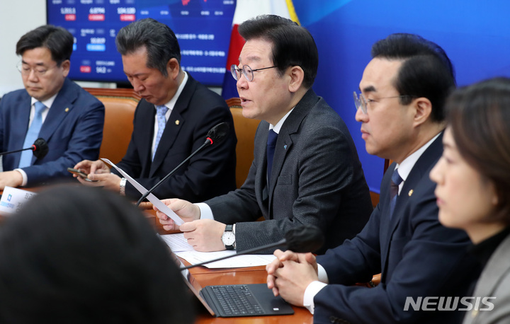 [서울=뉴시스] 이영환 기자 = 이재명 더불어민주당 대표가 15일 오전 서울 여의도 국회에서 열린 최고위원회의에서 발언을 하고 있다. 2023.03.15. 20hwan@newsis.com