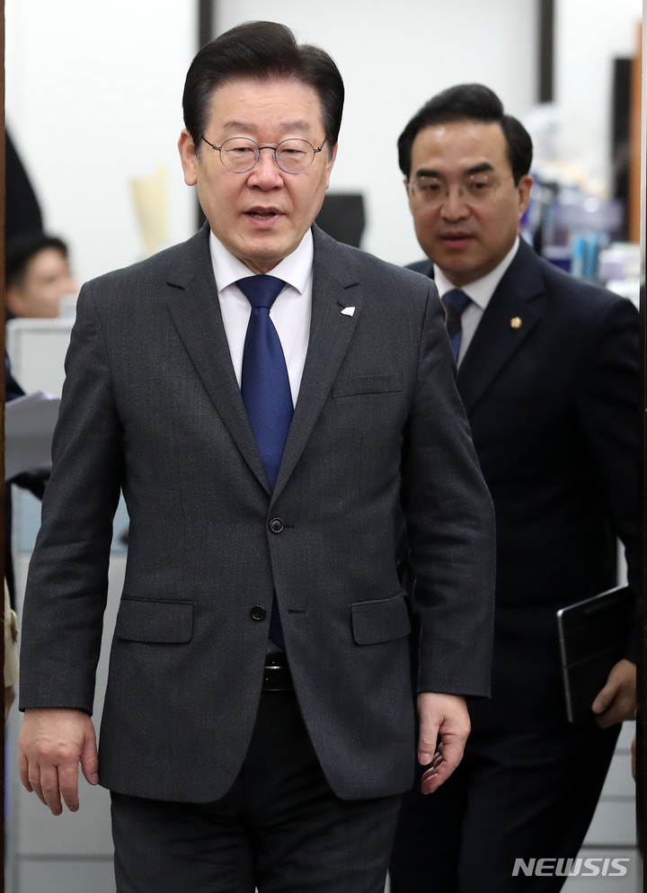 [서울=뉴시스] 이영환 기자 = 이재명 더불어민주당 대표와 박홍근 원내대표가 15일 오전 서울 여의도 국회에서 열린 최고위원회의에 참석하고 있다. 2023.03.15. 20hwan@newsis.com