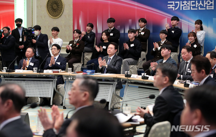 [서울=뉴시스] 전신 기자 = 윤석열 대통령이 15일 청와대 영빈관에서 열린 제14차 비상경제민생회의에서 이창양 산업통상자원부 장관의 국가첨단산업 육성전략 보고를 경청한 뒤 박수치고 있다. 2023.03.15. photo1006@newsis.com