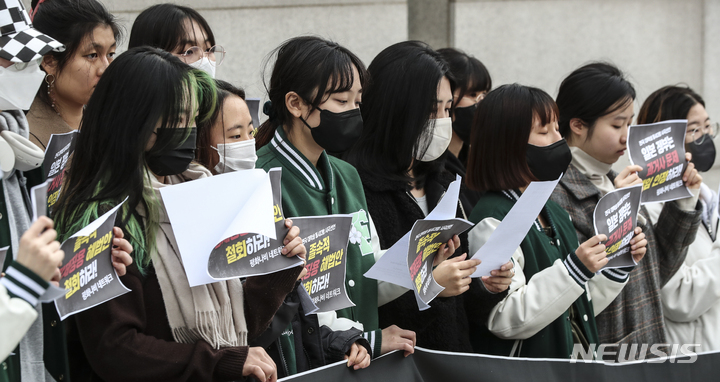 [서울=뉴시스] 김근수 기자 = 평화나비네트워크 이화여자대학교 지부 대학생들이 15일 오전 서울 서대문구 이화여자대학교 앞에서 열린 정부의 역사부정 한일 정상회담 규탄 및 전국 대학생 동시다발 시국선언 기자회견을 하고 있다. 2023.03.15. ks@newsis.com