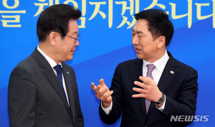 [서울=뉴시스] 추상철 기자 = 김기현 국민의힘 당 대표와 이재명 더불어민주당 대표가 15일 오전 서울 여의도 국회에서 만나 인사를 하고 있다. 2023.03.15. scchoo@newsis.com