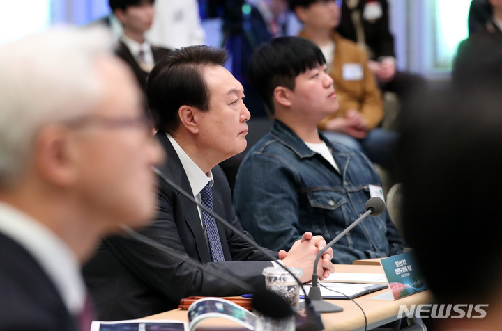 [서울=뉴시스] 전신 기자 = 윤석열 대통령이 15일 청와대 영빈관에서 열린 제14차 비상경제민생회의에서 원희룡 국토교통부 장관의 국가첨단산업벨트 추진계획 보고를 듣고 있다. 2023.03.15. photo1006@newsis.com