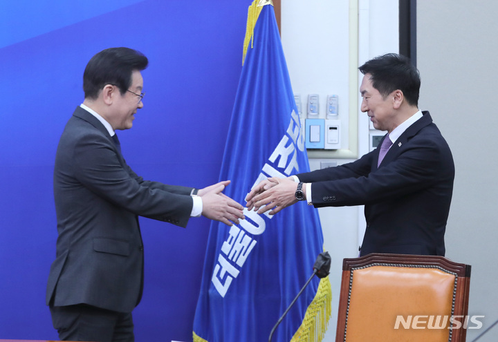[서울=뉴시스] 전진환 기자 = 김기현 국민의힘 신임 당대표가 15일 오전 서울 여의도 국회에서 이재명 더불어민주당 대표를 예방, 인사하고 있다. 2023.03.15. amin2@newsis.com