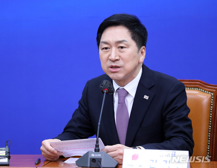 [서울=뉴시스] 전진환 기자 = 김기현 국민의힘 신임 당대표가 15일 오전 서울 여의도 국회에서 이재명 더불어민주당 대표를 예방해 인사말을 하고 있다. 2023.03.15. amin2@newsis.com
