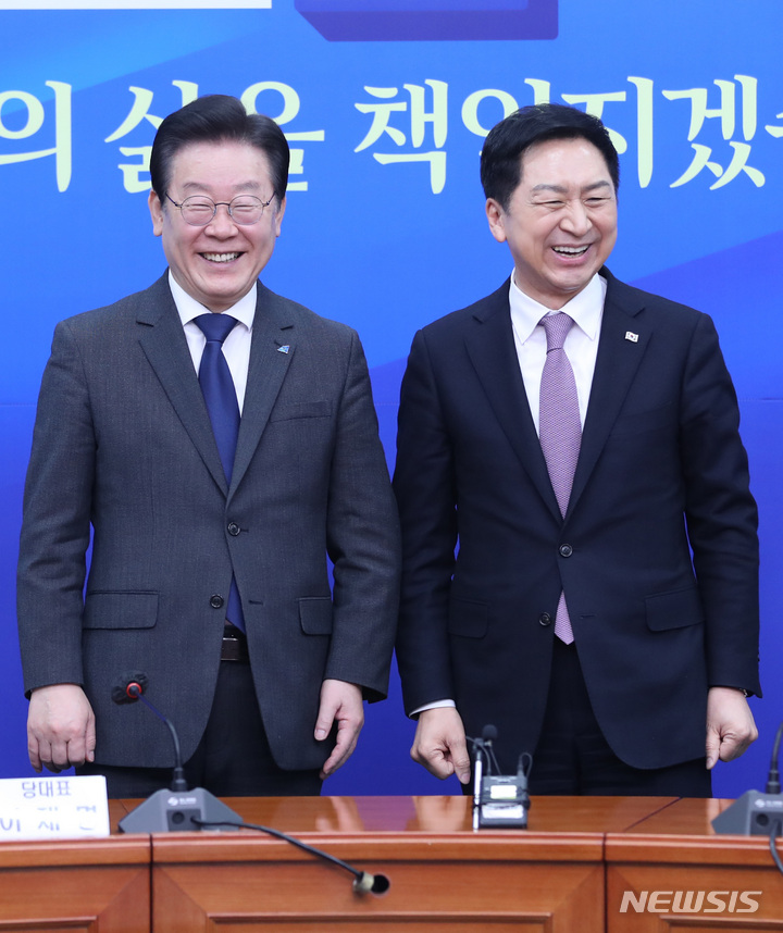 [서울=뉴시스] 전진환 기자 = 김기현 국민의힘 신임 당대표가 15일 오전 서울 여의도 국회에서 이재명 더불어민주당 대표를 예방, 기념촬영을 하고 있다. 2023.03.15. amin2@newsis.com