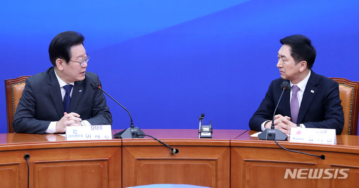 [서울=뉴시스] 전진환 기자 = 이재명 더불어민주당 대표가 지난 15일 오전 서울 여의도 국회에서 김기현 국민의힘 신임 대표의 예방을 받고 인사말을 하고 있다. 2023.03.15. amin2@newsis.com