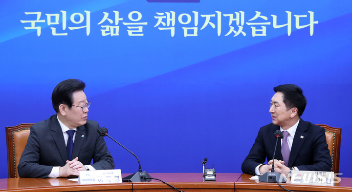 [서울=뉴시스] 전진환 기자 = 김기현 국민의힘 신임 당대표가 15일 오전 서울 여의도 국회에서 이재명 더불어민주당 대표를 예방해 대화하고 있다. 2023.03.15. amin2@newsis.com