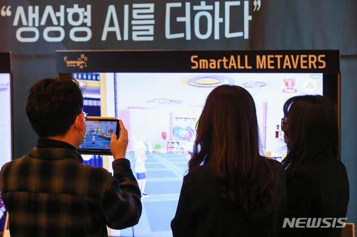 [서울=뉴시스] 권창회 기자 = 사진은 생성형 인공지능(AI)가 도입된 프로그램을 체험하는 모습. 2023.03.15. kch0523@newsis.com