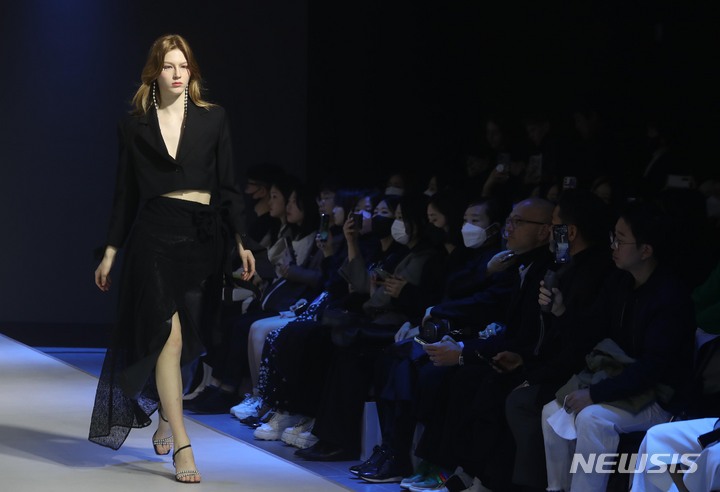 [서울=뉴시스] 조성봉 기자 = 15일 오전 서울 중구 DDP패션몰 창작스튜디오에서 열린 2023 SS/FW 하이서울 패션쇼에서 모델이 세컨드 아르무아(02 ARMORE) 옷을 입고 멋진 워킹을 선보이고 있다. 전문가의 심사를 거쳐 선정된 14개 디자이너 브랜드가 단독쇼 10회와 연합쇼 2회로 선보이며 오는 17일까지 2023년 패션 트랜드를 보여줄 예정이다.2023.03.15. suncho21@newsis.com