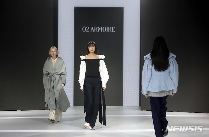 [서울=뉴시스] 조성봉 기자 = 15일 오전 서울 중구 DDP패션몰 창작스튜디오에서 열린 2023 SS/FW 하이서울 패션쇼에서 모델이 세컨드 아르무아(02 ARMORE) 옷을 입고 멋진 워킹을 선보이고 있다.&nbsp; 전문가의 심사를 거쳐 선정된 14개 디자이너 브랜드가 단독쇼 10회와 연합쇼 2회로 선보이며 오는 17일까지 2023년 패션 트랜드를 보여줄 예정이다.2023.03.15. suncho21@newsis.com