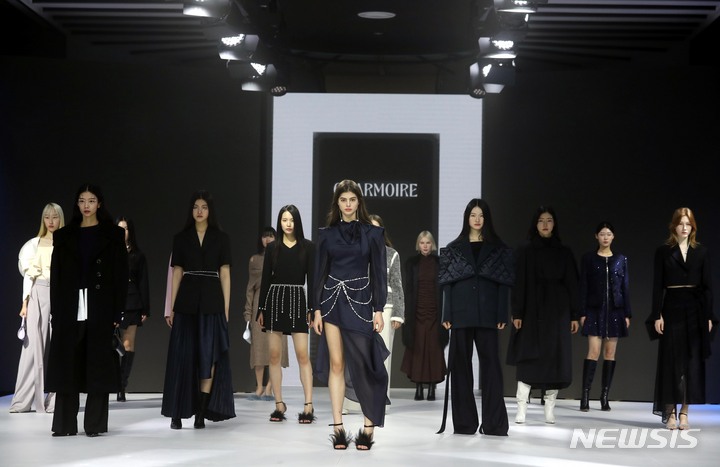 [서울=뉴시스] 조성봉 기자 = 15일 오전 서울 중구 DDP패션몰 창작스튜디오에서 열린 2023 SS/FW 하이서울 패션쇼에서 모델들이 세컨드 아르무아(02 ARMORE) 옷을 입고 멋진 워킹을 선보이고 있다. 전문가의 심사를 거쳐 선정된 14개 디자이너 브랜드가 단독쇼 10회와 연합쇼 2회로 선보이며 오는 17일까지 2023년 패션 트랜드를 보여줄 예정이다.2023.03.15. suncho21@newsis.com