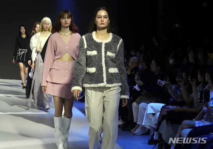 [서울=뉴시스] 조성봉 기자 = 15일 오전 서울 중구 DDP패션몰 창작스튜디오에서 열린 2023 SS/FW 하이서울 패션쇼에서 모델들이 세컨드 아르무아(02 ARMORE) 옷을 입고 멋진 워킹을 선보이고 있다.&nbsp; 전문가의 심사를 거쳐 선정된 14개 디자이너 브랜드가 단독쇼 10회와 연합쇼 2회로 선보이며 오는 17일까지 2023년 패션 트랜드를 보여줄 예정이다.2023.03.15. suncho21@newsis.com