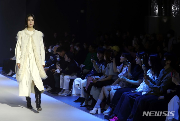 [서울=뉴시스] 조성봉 기자 = 15일 오전 서울 중구 DDP패션몰 창작스튜디오에서 열린 2023 SS/FW 하이서울 패션쇼에서 모델이 세컨드 아르무아(02 ARMORE) 옷을 입고 멋진 워킹을 선보이고 있다. 전문가의 심사를 거쳐 선정된 14개 디자이너 브랜드가 단독쇼 10회와 연합쇼 2회로 선보이며 오는 17일까지 2023년 패션 트랜드를 보여줄 예정이다.2023.03.15. suncho21@newsis.com