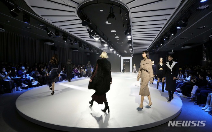 [서울=뉴시스] 조성봉 기자 = 15일 오전 서울 중구 DDP패션몰 창작스튜디오에서 열린 2023 SS/FW 하이서울 패션쇼에서 모델이 세컨드 아르무아(02 ARMORE) 옷을 입고 멋진 워킹을 선보이고 있다. 전문가의 심사를 거쳐 선정된 14개 디자이너 브랜드가 단독쇼 10회와 연합쇼 2회로 선보이며 오는 17일까지 2023년 패션 트랜드를 보여줄 예정이다.2023.03.15. suncho21@newsis.com