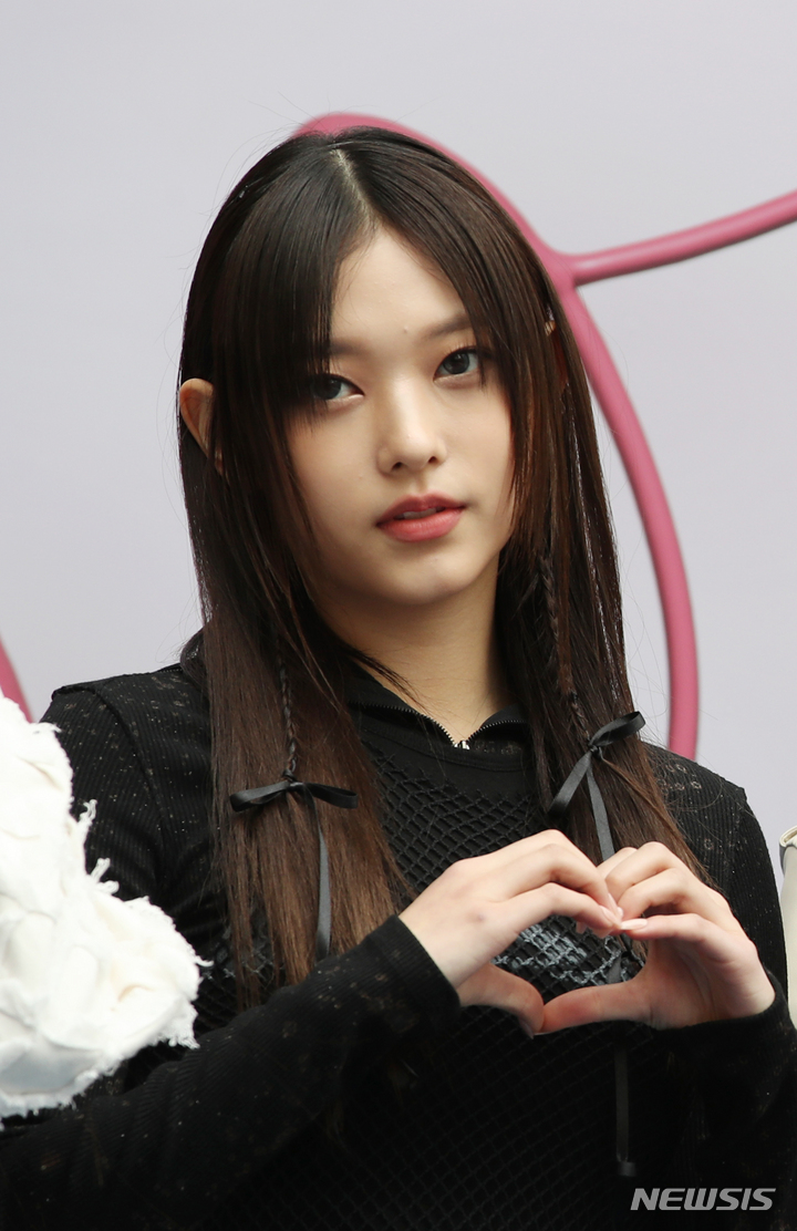 [서울=뉴시스] 고승민 기자 = 뉴진스 해린이 15일 서울 DDP에서 열린 2023 F/W 서울패션위크 오프닝 포토월에서 포즈를 취하고 있다. 2023.03.15. kkssmm99@newsis.com