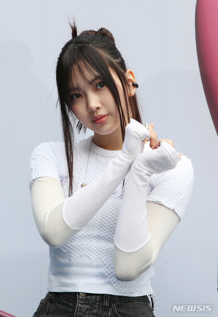 [서울=뉴시스] 고승민 기자 = 뉴진스 혜인이 15일 서울 DDP에서 열린 2023 F/W 서울패션위크 오프닝 포토월에서 포즈를 취하고 있다. 2023.03.15. kkssmm99@newsis.com