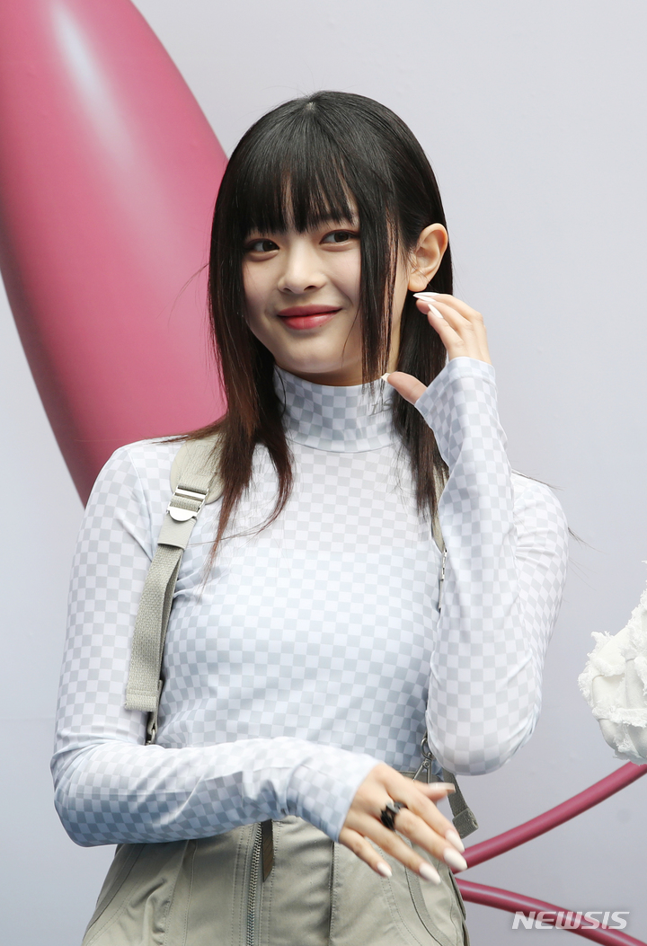 [서울=뉴시스] 고승민 기자 = 뉴진스 하니가 15일 서울 DDP에서 열린 2023 F/W 서울패션위크 오프닝 포토월에서 포즈를 취하고 있다. 2023.03.15. kkssmm99@newsis.com