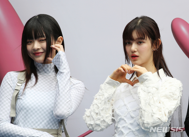 [서울=뉴시스] 고승민 기자 = 뉴진스 하니와 다니엘이15일 서울 DDP에서 열린 2023 F/W 서울패션위크 오프닝 포토월에서 포즈를 취하고 있다. 2023.03.15. kkssmm99@newsis.com