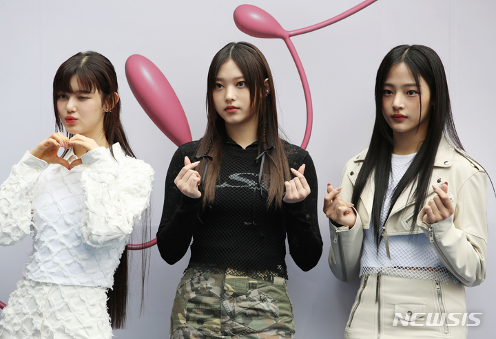 [서울=뉴시스] 고승민 기자 = 뉴진스 다니엘, 해린, 민지가 15일 서울 DDP에서 열린 2023 F/W 서울패션위크 오프닝 포토월에서 포즈를 취하고 있다. 2023.03.15. kkssmm99@newsis.com