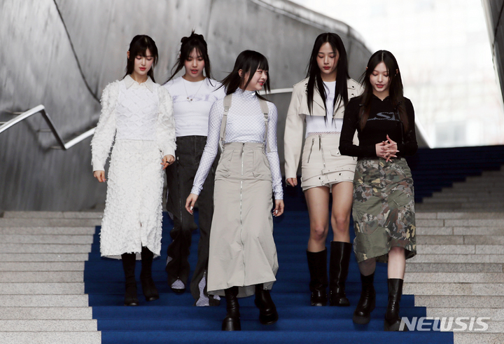 [서울=뉴시스] 고승민 기자 = 그룹 '뉴진스'가 15일 서울 DDP에서 열린 2023 F/W 서울패션위크 오프닝 포토월에 들어서고 있다. 2023.03.15. kkssmm99@newsis.com