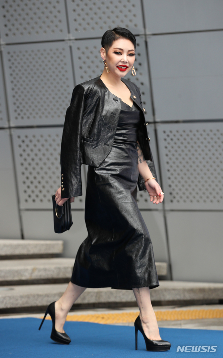 [서울=뉴시스] 고승민 기자 = 가수 치타가 15일 서울 DDP에서 열린 2023 F/W 서울패션위크 오프닝 포토월에 들어서고 있다. 2023.03.15. kkssmm99@newsis.com