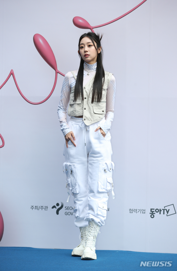 [서울=뉴시스] 고승민 기자 = 가수 서지수가 15일 서울 DDP에서 열린 2023 F/W 서울패션위크 오프닝 포토월에서 포즈를 취하고 있다. 2023.03.15. kkssmm99@newsis.com