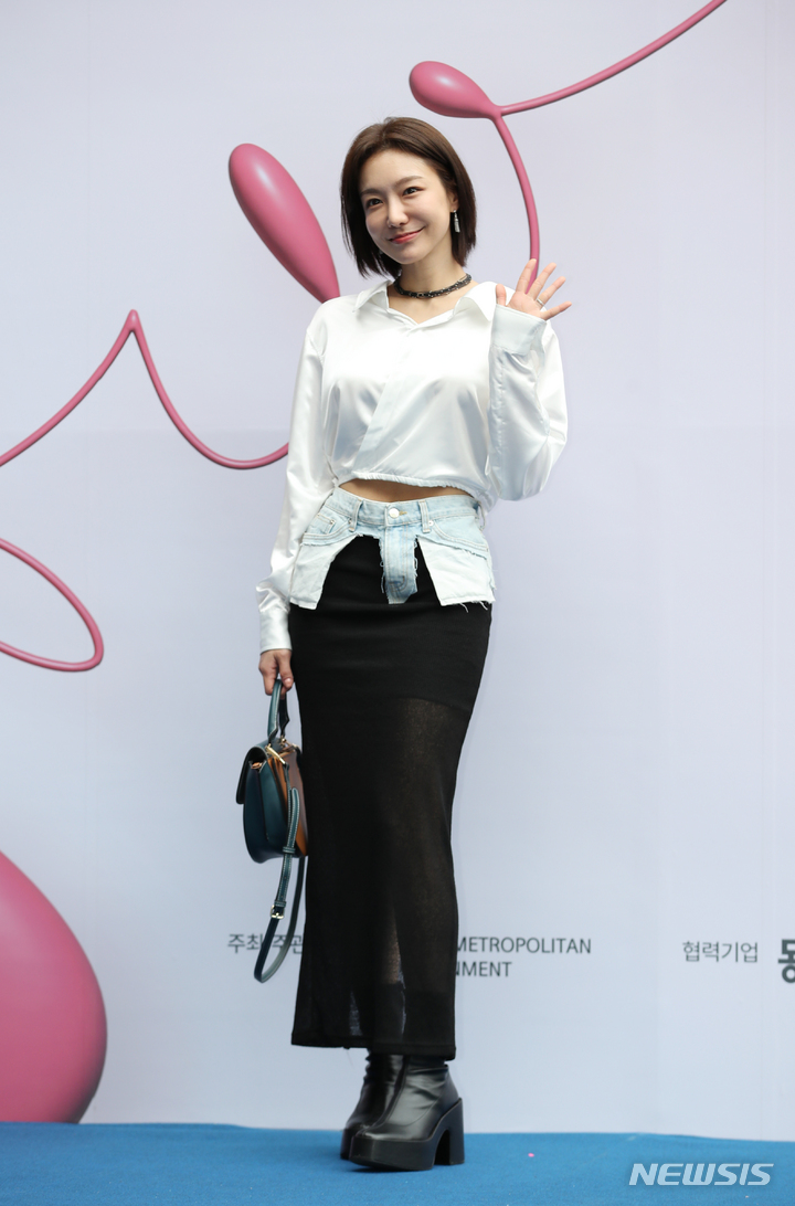 [서울=뉴시스] 고승민 기자 = 배우 신소율이 15일 서울 DDP에서 열린 2023 F/W 서울패션위크 오프닝 포토월에서 포즈를 취하고 있다. 2023.03.15. kkssmm99@newsis.com