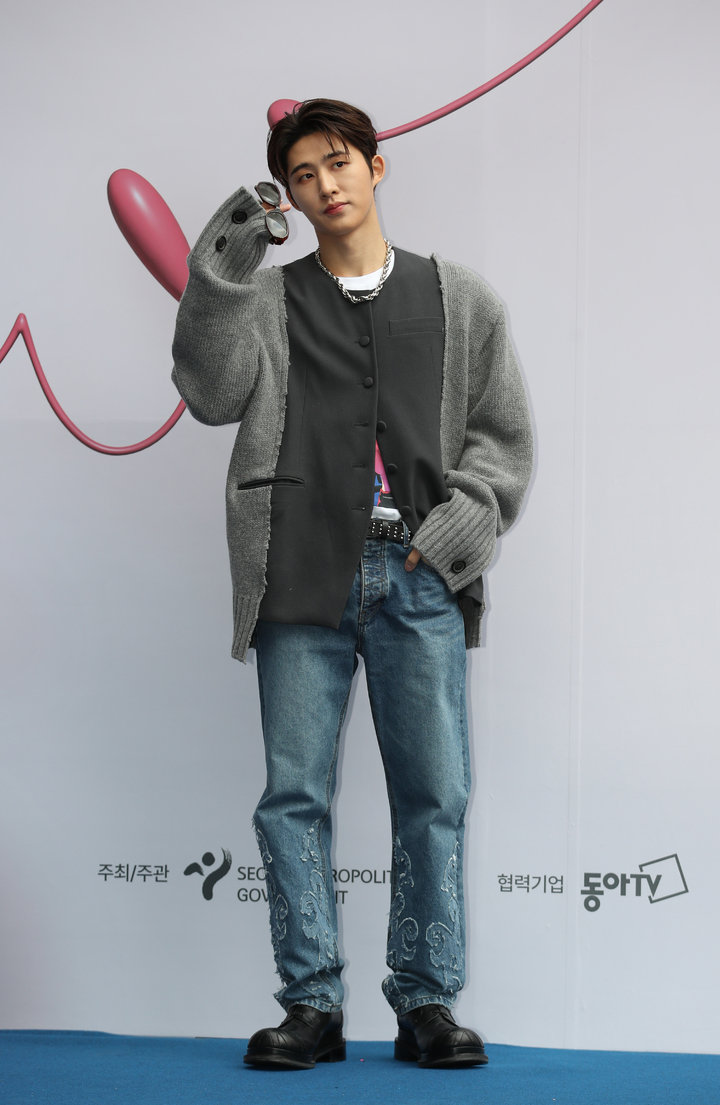 [서울=뉴시스] 고승민 기자 = 가수 비아이가 15일 서울 DDP에서 열린 2023 F/W 서울패션위크 오프닝 포토월에서 포즈를 취하고 있다. 2023.03.15. kkssmm99@newsis.com