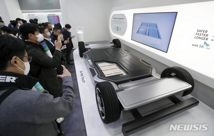 [서울=뉴시스] 조성우 기자 = 15일 서울 강남구 코엑스에서 열린 2023 인터배터리를 찾은 관람객이 SK온 부스를 둘러보고 있다. 2023.03.15. xconfind@newsis.com