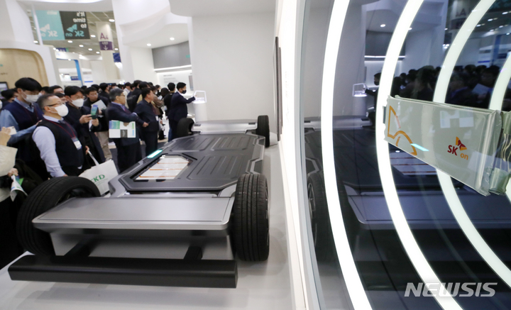 [서울=뉴시스] 조성우 기자 = 15일 서울 강남구 코엑스에서 열린 2023 인터배터리를 찾은 관람객이 SK온 부스를 둘러보고 있다. 2023.03.15. xconfind@newsis.com