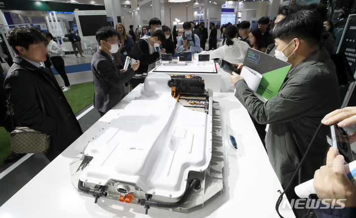 [서울=뉴시스] 조성우 기자 = 15일 서울 강남구 코엑스에서 열린 2023 인터배터리를 찾은 관람객이 삼성 SDI 부스를 둘러보고 있다. 2023.03.15. xconfind@newsis.com