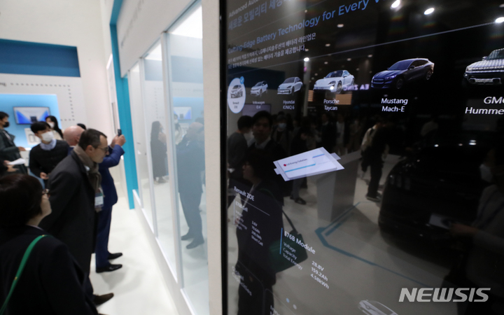 [서울=뉴시스] 조성우 기자 = 15일 서울 강남구 코엑스에서 열린 2023 인터배터리를 찾은 관람객이 LG에너지솔루션 부스를 둘러보고 있다. 2023.03.15. xconfind@newsis.com