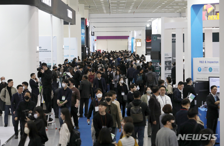[서울=뉴시스] 조성우 기자 = 15일 서울 강남구 코엑스에서 열린 2023 인터배터리 전시장이 관람객들로 붐비고 있다. 2023.03.15. xconfind@newsis.com