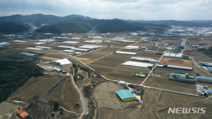 [용인=뉴시스] 김종택 기자 = 정부가 경기 용인시에 여의도 면적의 2.4배에 달하는 반도체 메가 클러스터를 조성한다. 이를 포함해 반도체·미래차·우주·원전 등 첨단산업 육성을 위한 총 4076만㎡(1200만평) 규모의 국가첨단산업벨트 후보지 15곳을 발표했다. 사진은 15일 세계 최대의 '반도체 메가 클러스터' 조성 예정지인 경기도 용인시 남사읍 모습. 2023.03.15. jtk@newsis.com