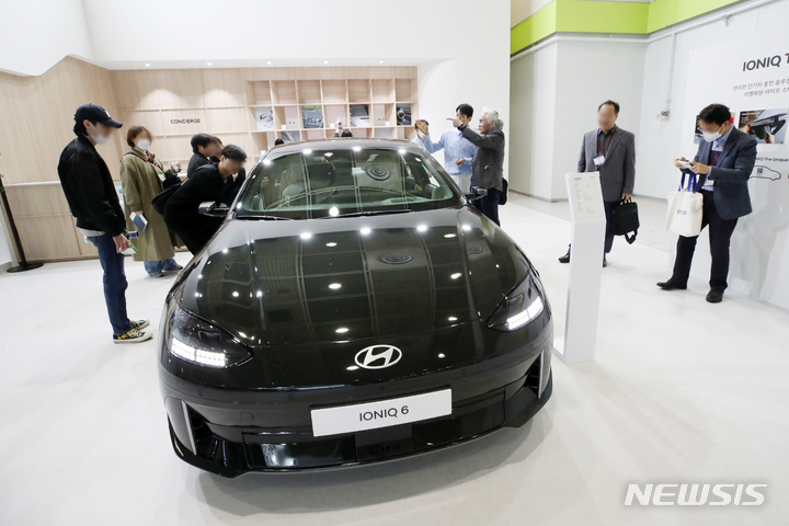 [서울=뉴시스] 조성우 기자 = 15일 서울 강남구 코엑스에서 열린 EV트렌드코리아 2023을 찾은 관람객들이 현대차 아이오닉6를 살펴보고 있다. 2023.03.15. xconfind@newsis.com