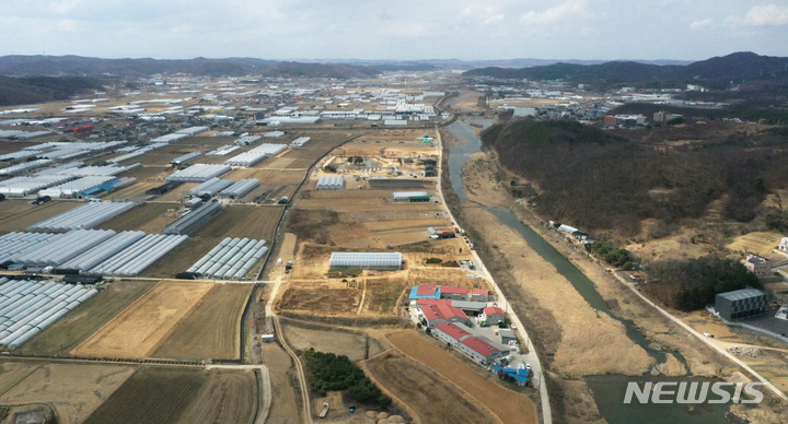 [용인=뉴시스] 김종택 기자 = 정부가 경기 용인시에 여의도 면적의 2.4배에 달하는 반도체 메가 클러스터를 조성한다. 이를 포함해 반도체·미래차·우주·원전 등 첨단산업 육성을 위한 총 4076만㎡(1200만평) 규모의 국가첨단산업벨트 후보지 15곳을 발표했다. 사진은 15일 세계 최대의 '반도체 메가 클러스터' 조성 예정지인 경기도 용인시 남사읍 모습. 2023.03.15. jtk@newsis.com