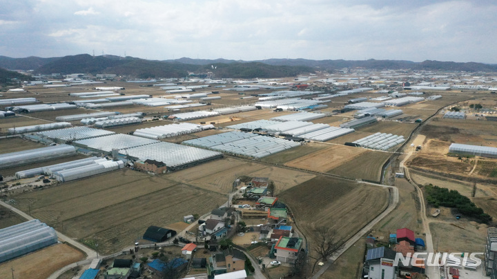 [용인=뉴시스] 김종택 기자 = 정부가 경기 용인시에 여의도 면적의 2.4배에 달하는 반도체 메가 클러스터를 조성한다. 이를 포함해 반도체·미래차·우주·원전 등 첨단산업 육성을 위한 총 4076만㎡(1200만평) 규모의 국가첨단산업벨트 후보지 15곳을 발표했다. 사진은 15일 세계 최대의 '반도체 메가 클러스터' 조성 예정지인 경기도 용인시 남사읍 모습. 2023.03.15. jtk@newsis.com
