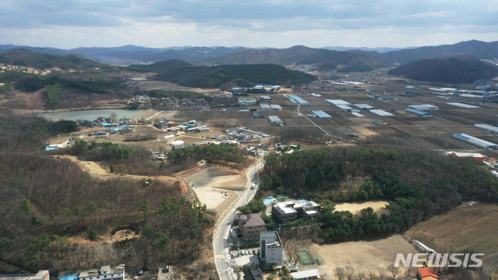 [용인=뉴시스] 김종택 기자 = 정부가 경기 용인시에 여의도 면적의 2.4배에 달하는 반도체 메가 클러스터를 조성한다. 이를 포함해 반도체·미래차·우주·원전 등 첨단산업 육성을 위한 총 4076만㎡(1200만평) 규모의 국가첨단산업벨트 후보지 15곳을 발표했다. 사진은 15일 세계 최대의 '반도체 메가 클러스터' 조성 예정지인 경기도 용인시 남사읍 모습. 2023.03.15. jtk@newsis.com